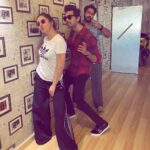 Mahira Khan Instagram - Looootaaaaa re loota Fahad ne nabeel ka chashma looota 🕶 P.S only one in shape and fit is ofcourse Hero saaab @mustafafahad26 🤷🏻‍♀️ @nabqur 👀👀 Oh also... we sawww the teaser of #quaideazamzindabad and itsss 💣💣💣