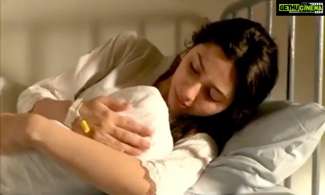 Mahira Khan Instagram - What is there left to say that hasn’t already been said ? Maybe that’s the thing about Humsafar, there is always more to say. Khirad is by far my most special character. She loved fiercely, she gave whole heartedly and when it came to her self respect she held that closest to her heart. What a woman🌹 But like I always say.. Humsafar is beyond all of us who made it. It’s all of Yours. This safar, this journey is nothing without all of you.. who have kept the magic alive for 9 years. Always grateful.. always yours, I love love love you all, Khirad. 🥀