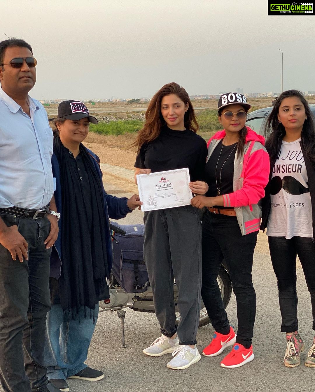 Mahira Khan Instagram - Aaajaaa meri motor bike pe beth jaaaa @mustafafahad26 🏍💁🏻♀️ I learnt how to ride a bike for #QuaideazamZindabad . This video was my second day of lessons.. so you can imagine how good I actually am 💅I also got a certificate after completing all my lessons 🎓 MA MA 🧿 Special thank you to the girls at @pinkriderspakistan you guys are champs 🌟 @nabqur @fizza_meerza @pinkriderspakistan #QAZ #quaideazamzindabad #MahiraKhan #FahadMustafa #FilmwalaPictures #NabeelQureshi #FizzaAliMeerza