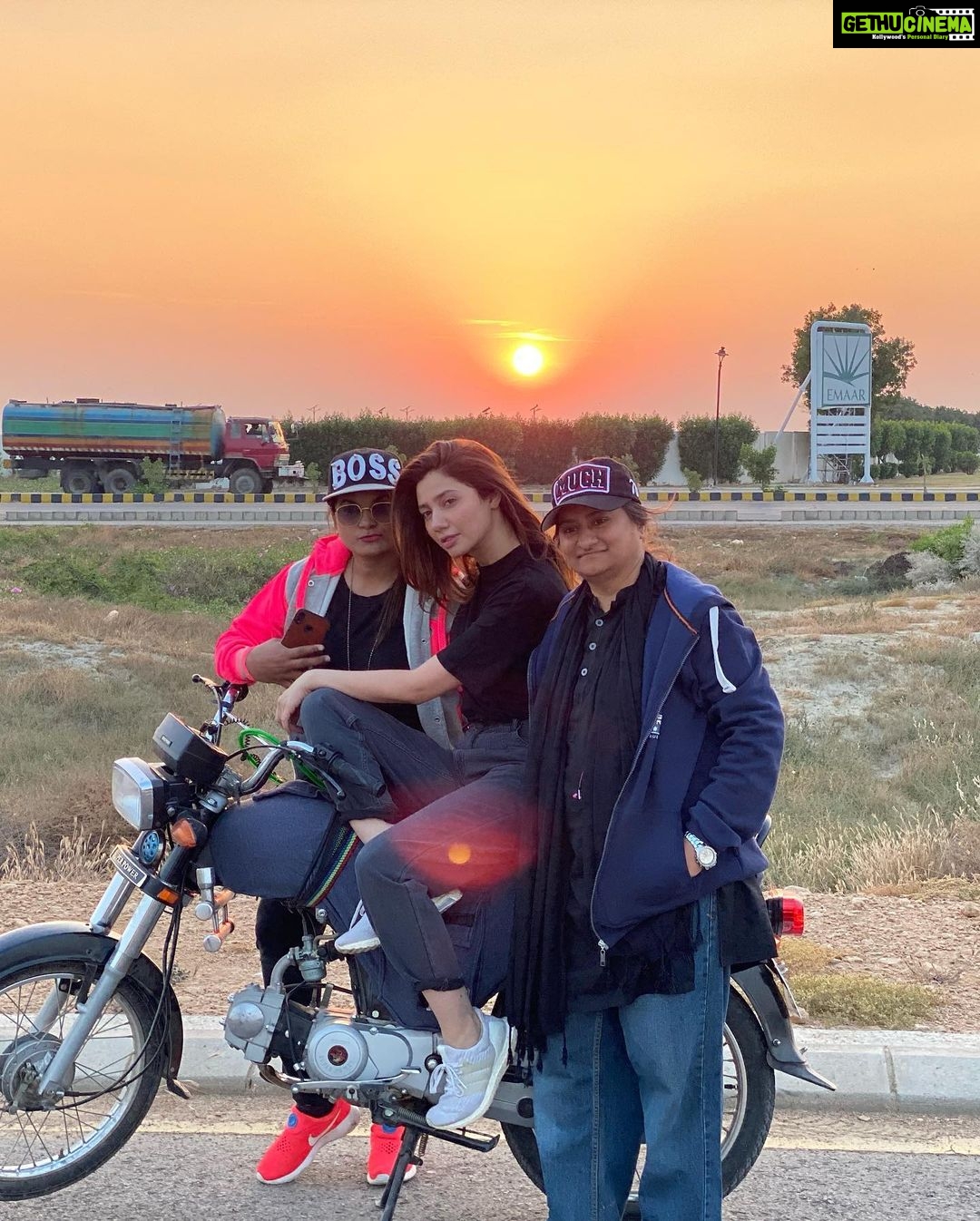 Mahira Khan Instagram - Aaajaaa meri motor bike pe beth jaaaa @mustafafahad26 🏍💁🏻♀️ I learnt how to ride a bike for #QuaideazamZindabad . This video was my second day of lessons.. so you can imagine how good I actually am 💅I also got a certificate after completing all my lessons 🎓 MA MA 🧿 Special thank you to the girls at @pinkriderspakistan you guys are champs 🌟 @nabqur @fizza_meerza @pinkriderspakistan #QAZ #quaideazamzindabad #MahiraKhan #FahadMustafa #FilmwalaPictures #NabeelQureshi #FizzaAliMeerza