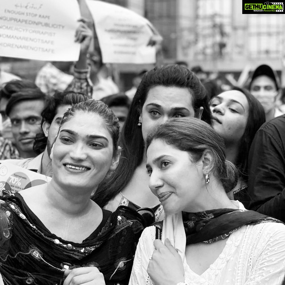 Mahira Khan Instagram - We demand a secure nation for all women!! At home, on the streets, at work, alone, not alone, with kids, without kids, in a skirt or in a burkha. Where ever she may be, whoever she may be - we demand basic rights of safety🙏🏼 Proud of my industry for coming together for this cause - United we are stronger, our voices are more powerful and impactful🇵🇰🤍♥️ 📸 @mystapaki Karachi Press Club