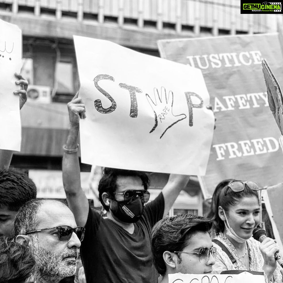 Mahira Khan Instagram - We demand a secure nation for all women!! At home, on the streets, at work, alone, not alone, with kids, without kids, in a skirt or in a burkha. Where ever she may be, whoever she may be - we demand basic rights of safety🙏🏼 Proud of my industry for coming together for this cause - United we are stronger, our voices are more powerful and impactful🇵🇰🤍♥️ 📸 @mystapaki Karachi Press Club
