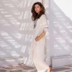 Mahira Khan Instagram - This one is for my dadis only other poti :) Sana. My ‘LA’ cousin as all my friends used to call her. Exciting times when they all would come for the winters. We have discovered each other again as adults.. and oh the joy. She’s cool, calm, kind… and so much fun. I miss you.. can’t wait to see you! ♥️💌 📸 @shahbazshaziofficial 📽️ @talhahahahahaha_ 💄 @adnanansariofficial 💇🏻‍♀️ @iambabarzaheer 🎨 @aarij_