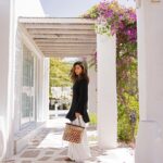 Mahira Khan Instagram - This black Kurta and white pants.. are named after my eldest cousin Maheen. Maheen apa was my dadis first nawasi… and I was my dadis first poti. My dada wanted both our names to begin with M. Her soul is that of a sufi.. she taught me how to be comfortable in her own skin. I love youuu my Maheen Apa ♥️💌 📸 @shahbazshaziofficial 📽️ @talhahahahahaha_ 💄 @adnanansariofficial 💇🏻‍♀️ @iambabarzaheer 🎨 @aarij_1