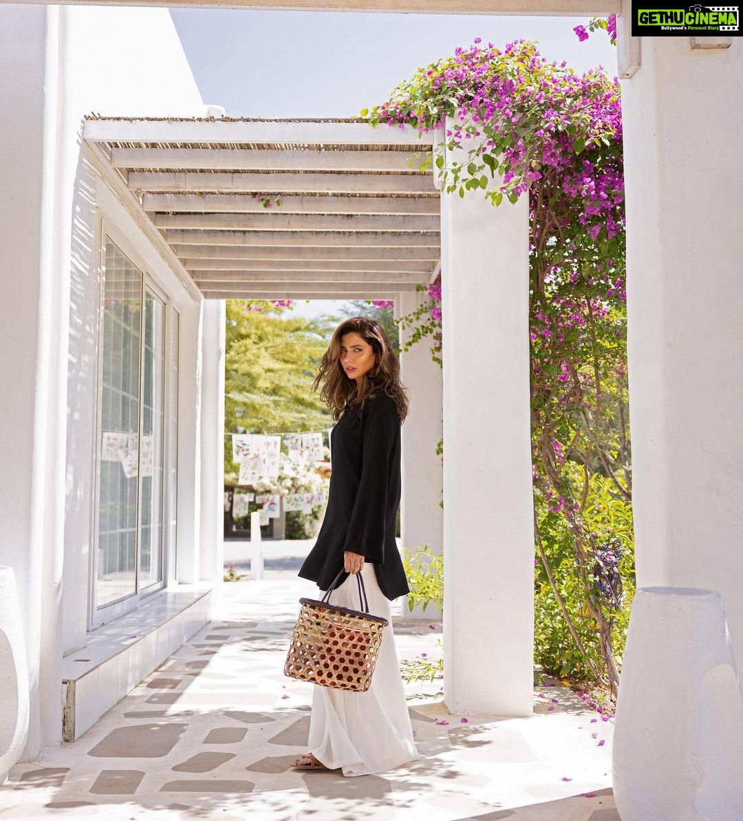 Mahira Khan Instagram - This black Kurta and white pants.. are named after my eldest cousin Maheen. Maheen apa was my dadis first nawasiβ¦ and I was my dadis first poti. My dada wanted both our names to begin with M. Her soul is that of a sufi.. she taught me how to be comfortable in her own skin. I love youuu my Maheen Apa β₯οΈπ πΈ @shahbazshaziofficial π½οΈ @talhahahahahaha_ π @adnanansariofficial ππ»ββοΈ @iambabarzaheer π¨ @aarij_1