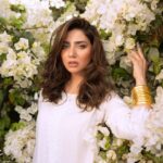 Mahira Khan Instagram - This one named after my cousin Samah.. my Samah Apa, bravest of all. I used to follow her around in the mall when I was little. I would love wearing all her hand me downs. Thank you for being kind to me and being my safe space in my teens. I love you my beautiful sister.. always ♥️💌 📸 @shahbazshaziofficial 📽️ @talhahahahahaha_ 💄 @adnanansariofficial 💇🏻‍♀️ @iambabarzaheer 🎨 @aarij_1