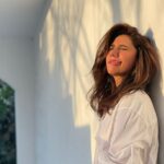 Mahira Khan Instagram - I am so blessed to work with people who are like my family. They love their jobs and even better - we love each other. I think it shows :) MashAllah 🧿 Thank you to the girls at @mbymahira ♥️ We are live!! Thank you to this crazy amazing talented bunch of people who I have the privilege to work with and call my own - @hissankhann @shahbazshaziofficial @talhahahahahaha_ @aarij_1 @iambabarzaheer @adnanansariofficial @nushaayy @seherhafeez @mustafainb ♥️ Here’s to TandoRiniiiii💃🏽 Special thank you to @zqshah 🙏🏼 would not have been possible without your beautiful space andddd your hospitality. P.S This song was the energy of this collection, as well as the shoot. Thank you for this and other gems you played at the shoot! @hissankhann ♥️ Tando Muhammad Khan