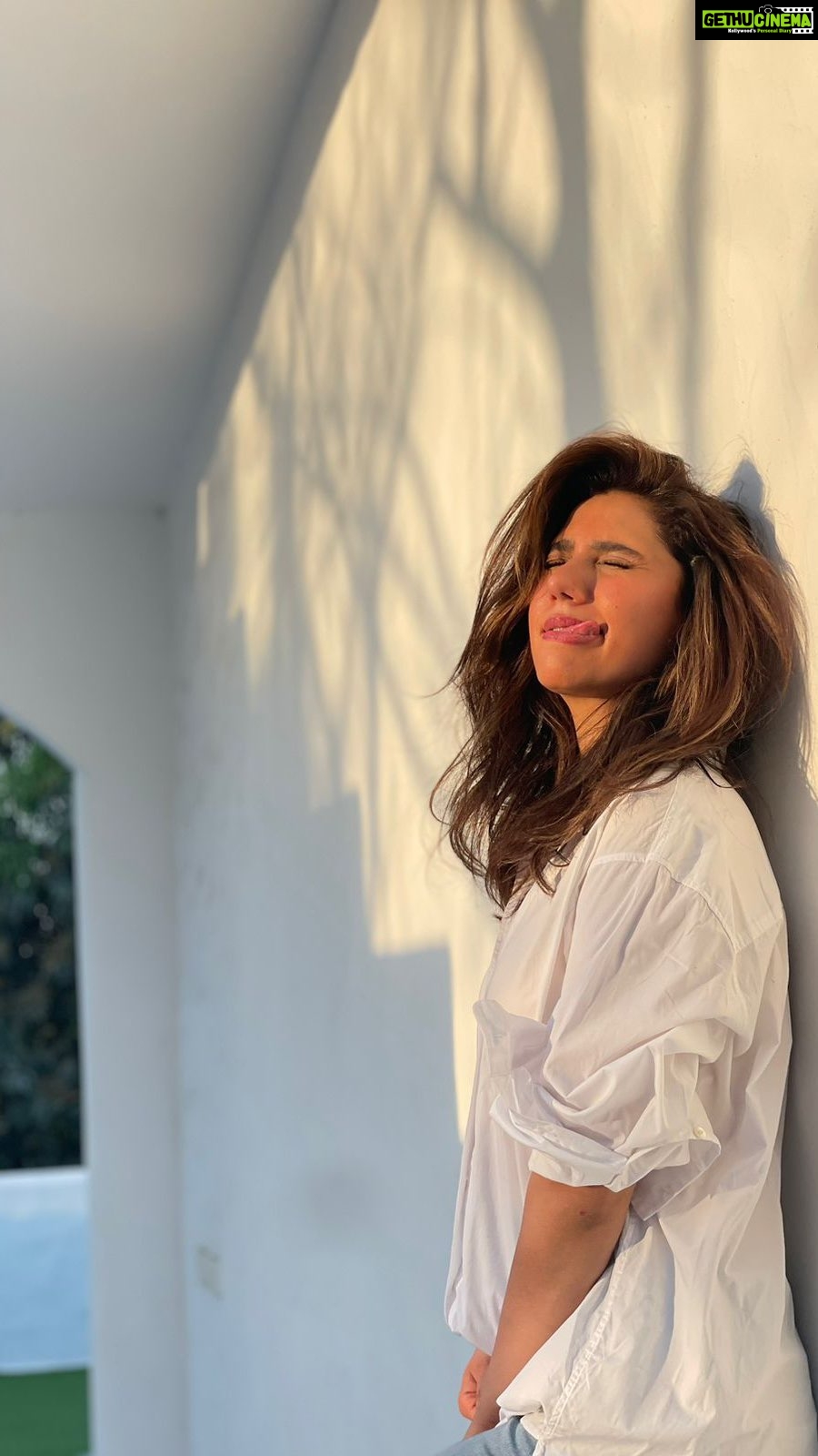 Mahira Khan Instagram - I am so blessed to work with people who are like my family. They love their jobs and even better - we love each other. I think it shows :) MashAllah 🧿 Thank you to the girls at @mbymahira ♥️ We are live!! Thank you to this crazy amazing talented bunch of people who I have the privilege to work with and call my own - @hissankhann @shahbazshaziofficial @talhahahahahaha_ @aarij_1 @iambabarzaheer @adnanansariofficial @nushaayy @seherhafeez @mustafainb ♥️ Here’s to TandoRiniiiii💃🏽 Special thank you to @zqshah 🙏🏼 would not have been possible without your beautiful space andddd your hospitality. P.S This song was the energy of this collection, as well as the shoot. Thank you for this and other gems you played at the shoot! @hissankhann ♥️ Tando Muhammad Khan