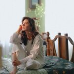 Mahira Khan Instagram - کیا تمہیں مجھ سے ابھی بھی کچھ کہنا ہے ؟ 💌