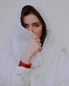 Mahira Khan Instagram - کیا تمہیں مجھ سے ابھی بھی کچھ کہنا ہے ؟ 💌