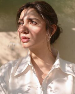 Mahira Khan Instagram - کیا تمہیں مجھ سے ابھی بھی کچھ کہنا ہے ؟ 💌