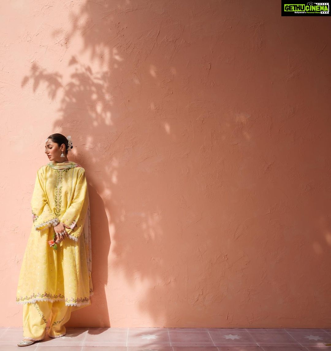 Mahira Khan Instagram - π Zara ShahJahan Lawn ποΈβ¨ @zarashahjahanofficial π π @iambabarzaheer ππ»ββοΈ @mubsher.bhatti πΈ @sajallsajjad π¨ @hashimali90 Styling @haajira.ahmad Lahore - The City of Gardens