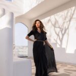 Mahira Khan Instagram - Aaah how could I not have a sari this time.. named after my bari phopo - Surraiya. She was my entire childhood. She fed me and loved me like the daughter she didn’t have. I love you my surrrii phopo ♥️ @mbymahira 💋 📸 @shahbazshaziofficial 📽️ @talhahahahahaha_ 💄 @adnanansariofficial 💇🏻‍♀️ @iambabarzaheer 🎨 @aarij_1