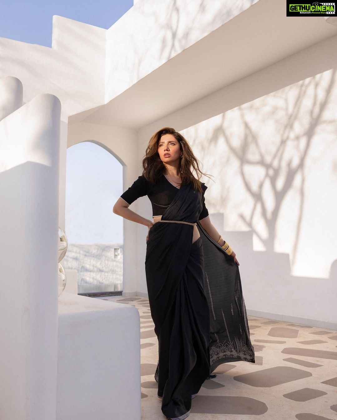 Mahira Khan Instagram - Aaah how could I not have a sari this time.. named after my bari phopo - Surraiya. She was my entire childhood. She fed me and loved me like the daughter she didnβt have. I love you my surrrii phopo β₯οΈ @mbymahira π πΈ @shahbazshaziofficial π½οΈ @talhahahahahaha_ π @adnanansariofficial ππ»ββοΈ @iambabarzaheer π¨ @aarij_1
