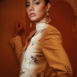 Mahira Khan Instagram - Press for @redseafilm 🍯 👗 @iqbalhussainofficial 💄 @anamfarooqkhan_makeup 💎 @sherezadjewellery 📸 @abeerahmadph