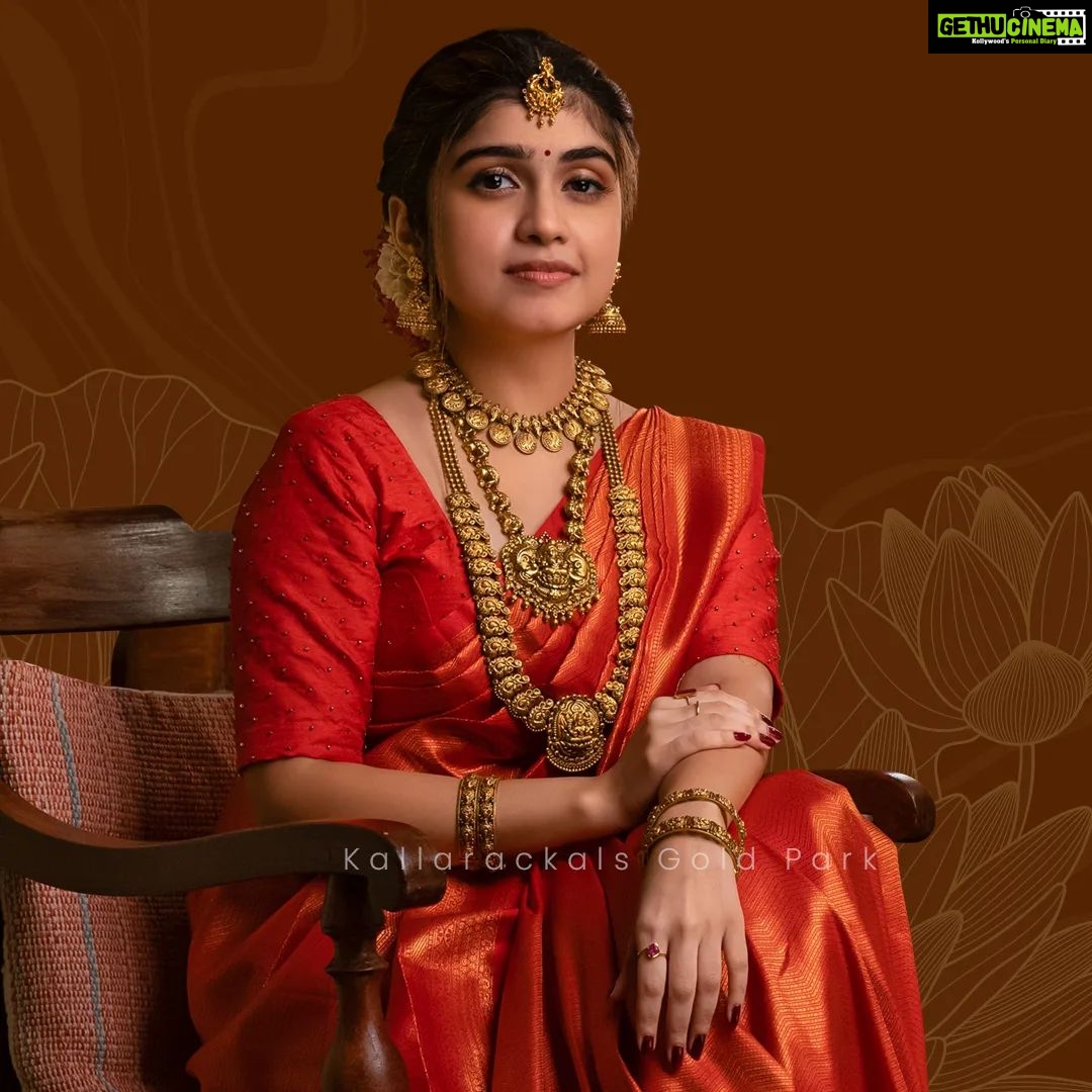 Manasa Radhakrishnan Instagram - Inframe: @me.radhakrishnan Costume Courtesy: @ruuhbythebrandstore & @thebrandstorebyfebitha . . കല്ലറക്കൽസ് ഗോൾഡ് പാർക്കിൽ ഒക്ടോബർ 10 മുതൽ ഡിസംബർ 30 വരെ വെഡിങ് ഫെസ്റ്റ്. അഡ്വാൻസ് ബുക്കിംഗ് സൗകര്യം പവന് വെറും 1000/- രൂപ മാത്രം. കൂടാതെ ഈ ദിവസങ്ങളിൽ പർച്ചേസ് ചെയ്യുന്ന കല്യാണ പാർട്ടികളിൽ തിരഞ്ഞെടുക്കുന്ന ഭാഗ്യശാലികളായ രണ്ട് Couples-ന് മൂന്നാറിലേക്ക് ഒരു Honey moon trip. "ഏറ്റവും പുതിയ കളക്ഷൻ ഏറ്റവും കുറഞ്ഞ പണികൂലി" കൂടുതൽ വിവരങ്ങൾക്കായി +91 7034511169 എന്ന നമ്പറിൽ വിളിക്കുകയോ പയ്യന്നൂർ, കരുനാഗപ്പള്ളി , കൊട്ടാരക്കര, നെടുമങ്ങാട് , നെയ്യാറ്റിൻകര എന്നിവിടങ്ങളിൽ ഉള്ള ഞങ്ങളുടെ ഷോറൂമുകൾ സന്ദർശിക്കുകയോ ചെയ്യുക #kallarackalsgoldpark #kallarckalsweddingfest #weddnigfest #jewelleryoffer #jewellery #goldjewellery #latestcollections #jewelry #weddingcollections #lightweightornaments #necklaces Kallarackals GOLD PARK