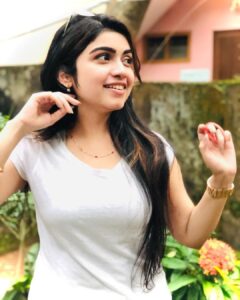 Manasa Radhakrishnan Instagram - Angane 2020 yum theernu... there goes #2020 😂♥️
#whereareyoualiens #gocoronago