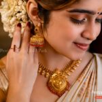 Manasa Radhakrishnan Instagram - Celebrate this festive season with @pereppadans In frame @me.radhakrishnan Outfit : @thebrandstorebyfebitha To know more details on available designs and prices, please contact @ + 91 7034511169 or visit our outlets @ Payyannur, Karunagappally, Kottarakkara, Nedumangad and Neyyattinkara #pereppadansgoldpark #jewellerydesign #offers #jewelry