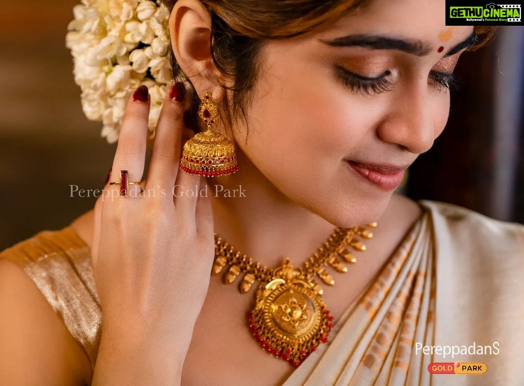 Manasa Radhakrishnan Instagram - Celebrate this festive season with @pereppadans In frame @me.radhakrishnan Outfit : @thebrandstorebyfebitha To know more details on available designs and prices, please contact @ + 91 7034511169 or visit our outlets @ Payyannur, Karunagappally, Kottarakkara, Nedumangad and Neyyattinkara #pereppadansgoldpark #jewellerydesign #offers #jewelry