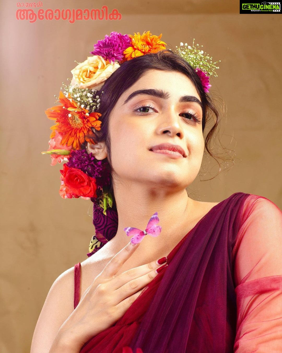 Manasa Radhakrishnan Instagram - 😃♥️ @mathrubhumidotcom @mbiarogyamasika 📸 @sidhiqueakber 👗 @chakitha_designs 💄 @soumyashyam_makeupartist