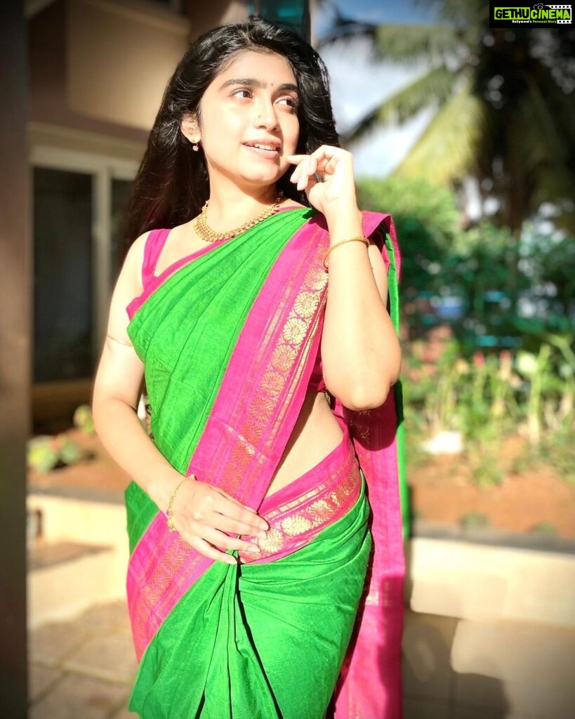 Manasa Radhakrishnan Instagram - Some #sareevibes for #vijayadashami 😃🤪