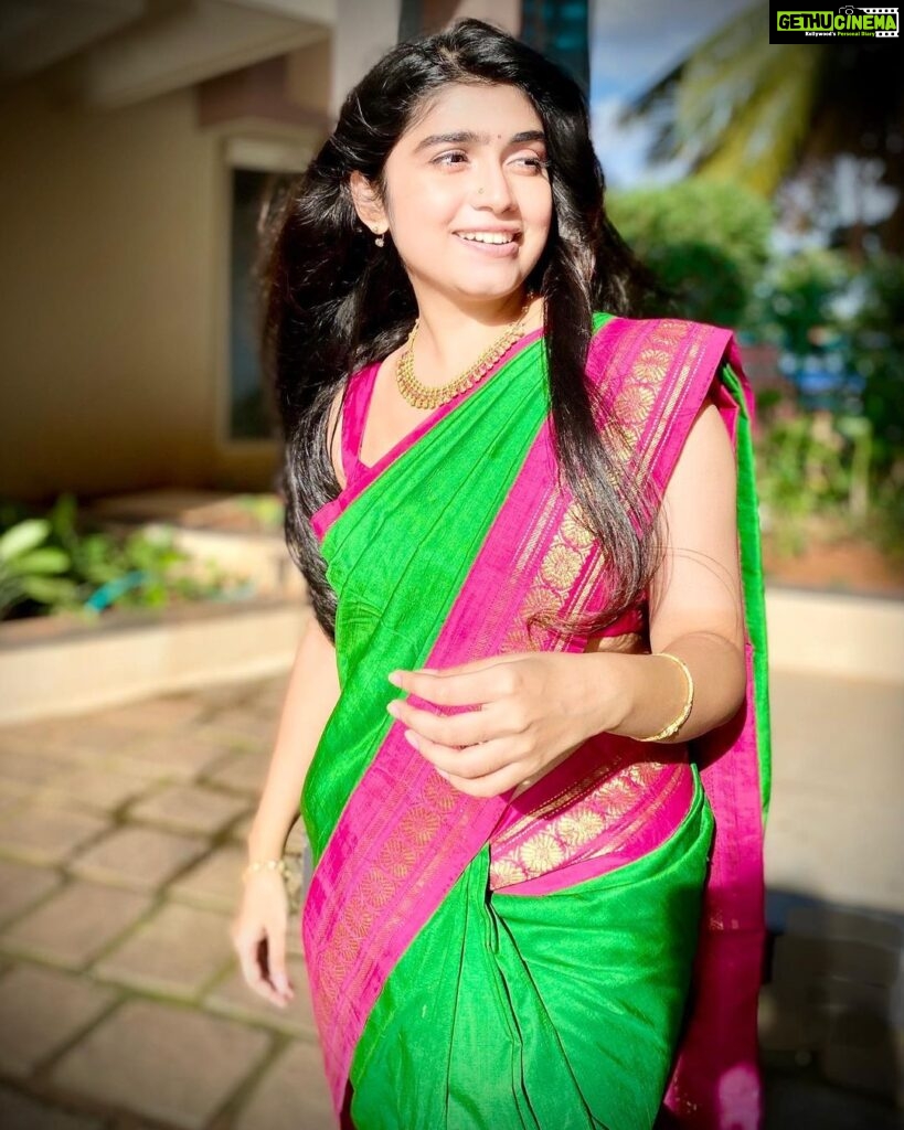 Manasa Radhakrishnan Instagram - Some #sareevibes for #vijayadashami 😃🤪