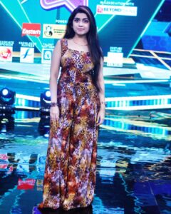 Manasa Radhakrishnan Instagram - From the floors of #midumidukki @flowersonair 
Wearing : @vewora_store