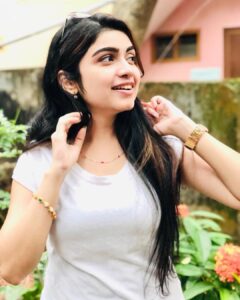 Manasa Radhakrishnan Instagram - Angane 2020 yum theernu... there goes #2020 😂♥️
#whereareyoualiens #gocoronago
