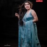 Manasa Radhakrishnan Instagram - മാനസ രാധാകൃഷ്ണൻ ഓഷ്യൻ ബ്ലൂ ഡബിൾ ഷെയ്ഡ് വസ്ത്രത്തിനൊപ്പം Peacock blue with ocean blue double shade material. Thread work with stone. Net shwal Inframe - @me.radhakrishnan Costume - @swayamvarasilksindia Location - @the_travancore_heritage Photography - @abi_fine_shooters MUA - @vijilsmakeover Styling - @leirakuncysiby Jwellery - @planetjewel Thanks to @blooston.hospitality #swayamvarasilksindia #swayamvarasilks #manasaradhakrishnan #malayalamactress #actress #lehenga #trending #instagram #bluecolor #photoshoot #shopping #indianwear #trendingnow😍