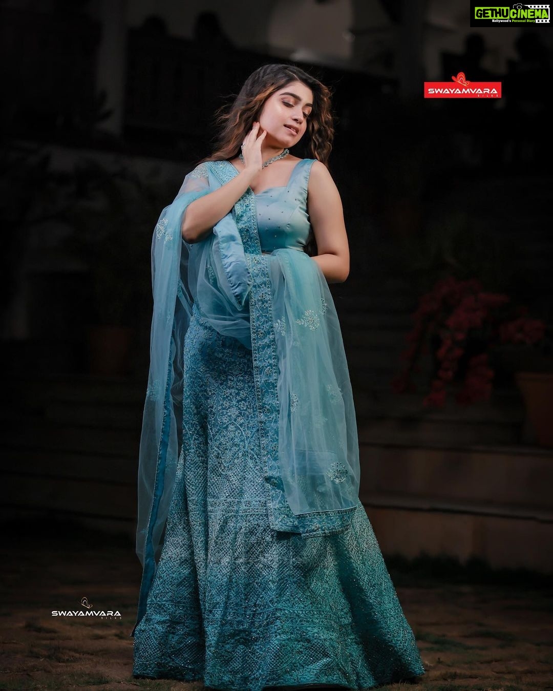 Manasa Radhakrishnan Instagram - മാനസ രാധാകൃഷ്ണൻ ഓഷ്യൻ ബ്ലൂ ഡബിൾ ഷെയ്ഡ് വസ്ത്രത്തിനൊപ്പം Peacock blue with ocean blue double shade material. Thread work with stone. Net shwal Inframe - @me.radhakrishnan Costume - @swayamvarasilksindia Location - @the_travancore_heritage Photography - @abi_fine_shooters MUA - @vijilsmakeover Styling - @leirakuncysiby Jwellery - @planetjewel Thanks to @blooston.hospitality #swayamvarasilks #swayamvarasilksindia #manasaradhakrishnan #legenga #model #actress #malayalam #instagram #viral #trending #photoshoot