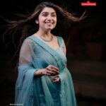 Manasa Radhakrishnan Instagram - മാനസ രാധാകൃഷ്ണൻ ഓഷ്യൻ ബ്ലൂ ഡബിൾ ഷെയ്ഡ് വസ്ത്രത്തിനൊപ്പം Peacock blue with ocean blue double shade material. Thread work with stone. Net shwal Inframe - @me.radhakrishnan Costume - @swayamvarasilksindia Location - @the_travancore_heritage Photography - @abi_fine_shooters MUA - @vijilsmakeover Styling - @leirakuncysiby Jwellery - @planetjewel Thanks to @blooston.hospitality #swayamvarasilksindia #swayamvarasilks #manasaradhakrishnan #malayalamactress #actress #lehenga #trending #instagram #bluecolor #photoshoot #shopping #indianwear #trendingnow😍