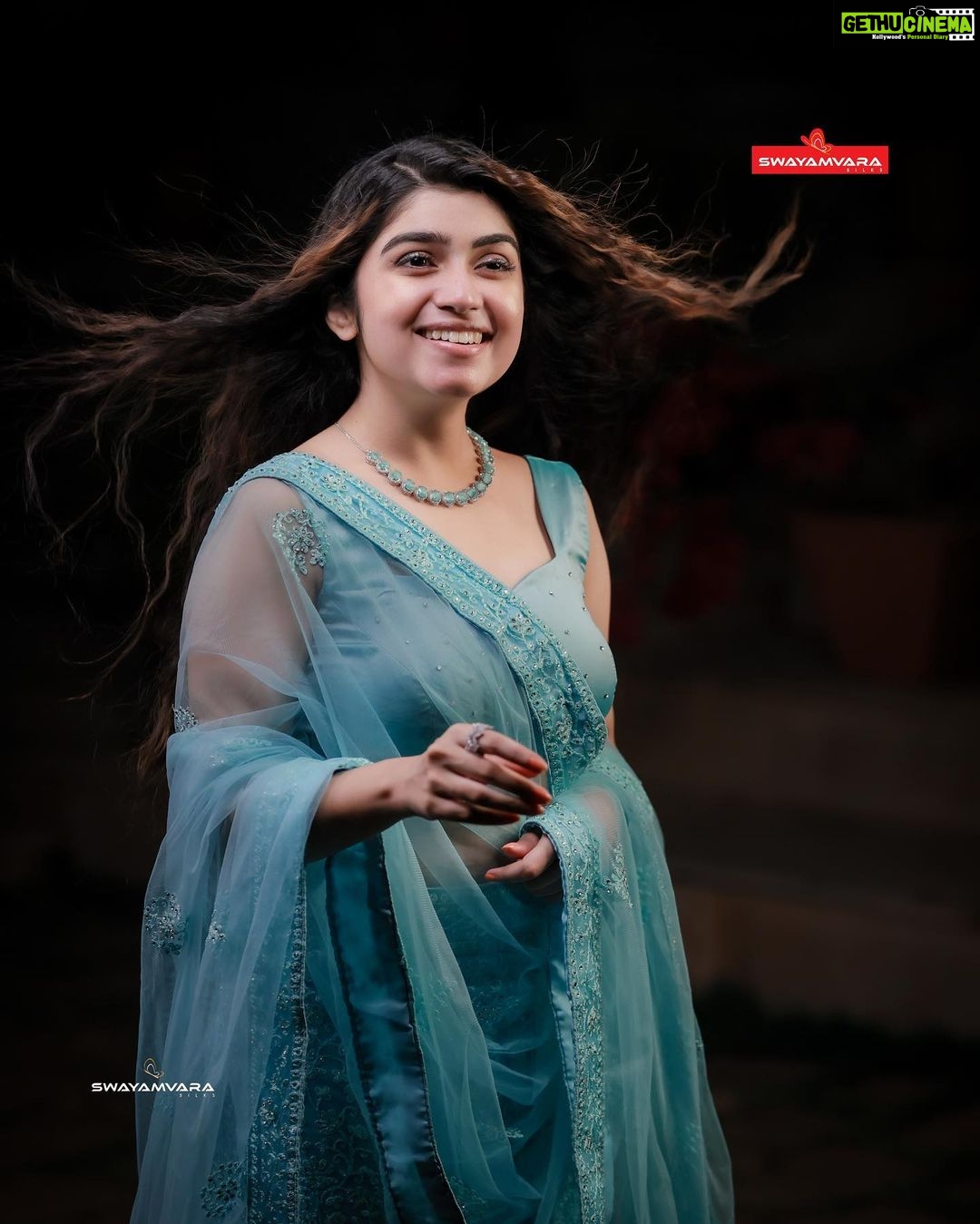 Manasa Radhakrishnan Instagram - മാനസ രാധാകൃഷ്ണൻ ഓഷ്യൻ ബ്ലൂ ഡബിൾ ഷെയ്ഡ് വസ്ത്രത്തിനൊപ്പം Peacock blue with ocean blue double shade material. Thread work with stone. Net shwal Inframe - @me.radhakrishnan Costume - @swayamvarasilksindia Location - @the_travancore_heritage Photography - @abi_fine_shooters MUA - @vijilsmakeover Styling - @leirakuncysiby Jwellery - @planetjewel Thanks to @blooston.hospitality #swayamvarasilksindia #swayamvarasilks #manasaradhakrishnan #malayalamactress #actress #lehenga #trending #instagram #bluecolor #photoshoot #shopping #indianwear #trendingnow😍