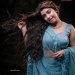 Manasa Radhakrishnan Instagram - മാനസ രാധാകൃഷ്ണൻ ഓഷ്യൻ ബ്ലൂ ഡബിൾ ഷെയ്ഡ് വസ്ത്രത്തിനൊപ്പം Peacock blue with ocean blue double shade material. Thread work with stone. Net shwal Inframe - @me.radhakrishnan Costume - @swayamvarasilksindia Location - @the_travancore_heritage Photography - @abi_fine_shooters MUA - @vijilsmakeover Styling - @leirakuncysiby Jwellery - @planetjewel Thanks to @blooston.hospitality #swayamvarasilksindia #swayamvarasilks #manasaradhakrishnan #malayalamactress #actress #lehenga #trending #instagram #bluecolor #photoshoot #shopping #indianwear #trendingnow😍