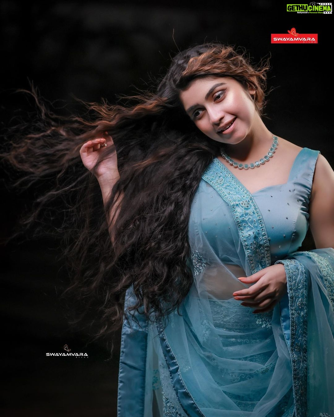 Manasa Radhakrishnan Instagram - മാനസ രാധാകൃഷ്ണൻ ഓഷ്യൻ ബ്ലൂ ഡബിൾ ഷെയ്ഡ് വസ്ത്രത്തിനൊപ്പം Peacock blue with ocean blue double shade material. Thread work with stone. Net shwal Inframe - @me.radhakrishnan Costume - @swayamvarasilksindia Location - @the_travancore_heritage Photography - @abi_fine_shooters MUA - @vijilsmakeover Styling - @leirakuncysiby Jwellery - @planetjewel Thanks to @blooston.hospitality #swayamvarasilksindia #swayamvarasilks #manasaradhakrishnan #malayalamactress #actress #lehenga #trending #instagram #bluecolor #photoshoot #shopping #indianwear #trendingnow😍