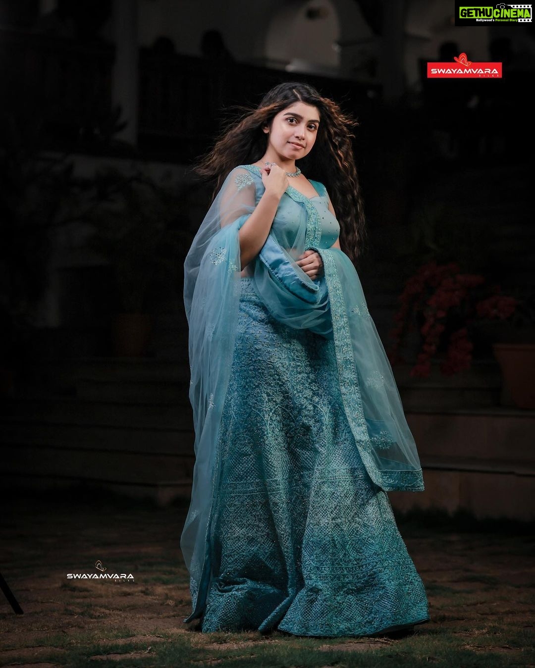 Manasa Radhakrishnan Instagram - മാനസ രാധാകൃഷ്ണൻ ഓഷ്യൻ ബ്ലൂ ഡബിൾ ഷെയ്ഡ് വസ്ത്രത്തിനൊപ്പം Peacock blue with ocean blue double shade material. Thread work with stone. Net shwal Inframe - @me.radhakrishnan Costume - @swayamvarasilksindia Location - @the_travancore_heritage Photography - @abi_fine_shooters MUA - @vijilsmakeover Styling - @leirakuncysiby Jwellery - @planetjewel Thanks to @blooston.hospitality #swayamvarasilksindia #swayamvarasilks #manasaradhakrishnan #malayalamactress #actress #lehenga #trending #instagram #bluecolor #photoshoot #shopping #indianwear #trendingnow😍