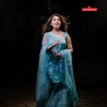 Manasa Radhakrishnan Instagram - മാനസ രാധാകൃഷ്ണൻ ഓഷ്യൻ ബ്ലൂ ഡബിൾ ഷെയ്ഡ് വസ്ത്രത്തിനൊപ്പം Peacock blue with ocean blue double shade material. Thread work with stone. Net shwal Inframe - @me.radhakrishnan Costume - @swayamvarasilksindia Location - @the_travancore_heritage Photography - @abi_fine_shooters MUA - @vijilsmakeover Styling - @leirakuncysiby Jwellery - @planetjewel Thanks to @blooston.hospitality #swayamvarasilksindia #swayamvarasilks #manasaradhakrishnan #malayalamactress #actress #lehenga #trending #instagram #bluecolor #photoshoot #shopping #indianwear #trendingnow😍
