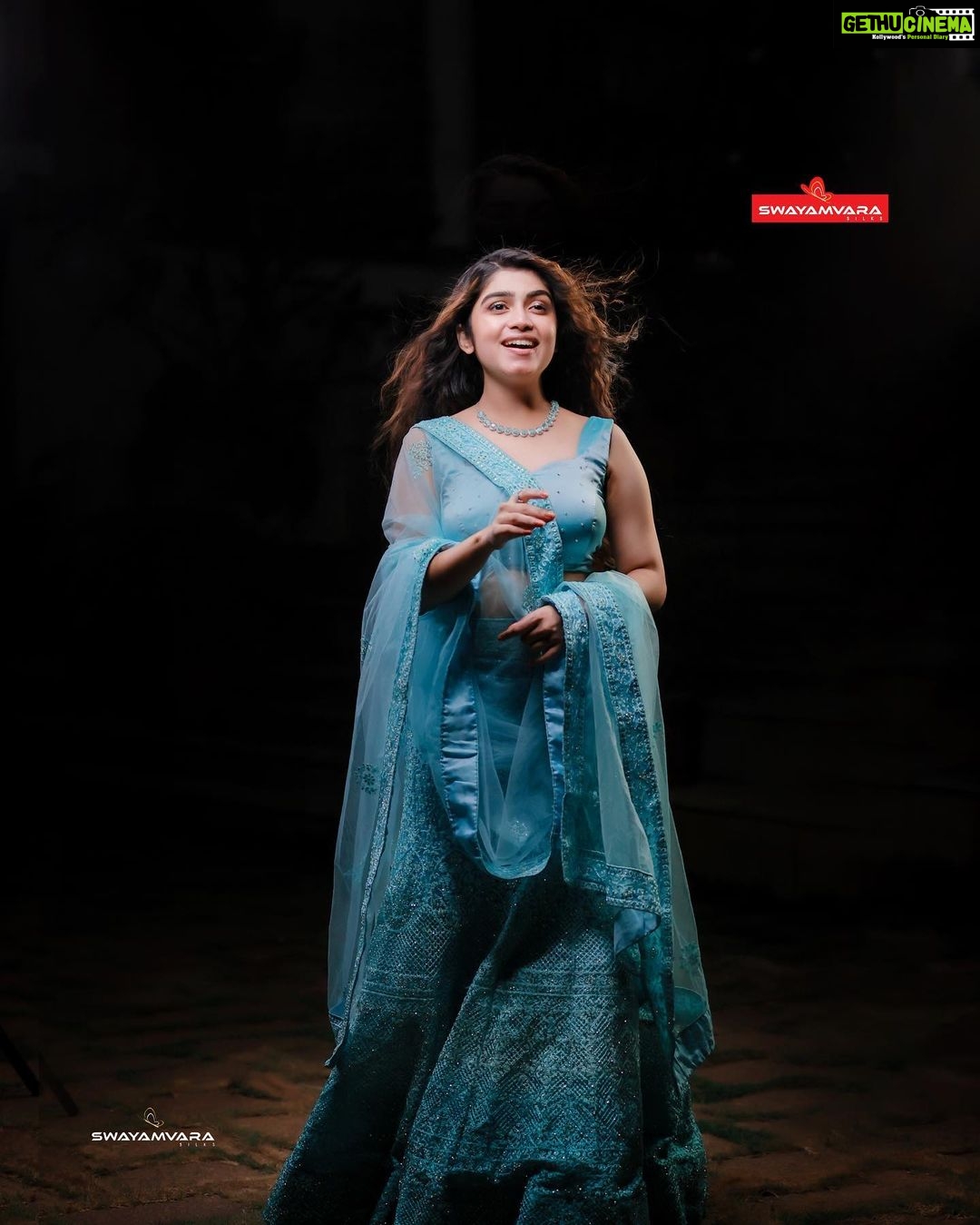 Manasa Radhakrishnan Instagram - മാനസ രാധാകൃഷ്ണൻ ഓഷ്യൻ ബ്ലൂ ഡബിൾ ഷെയ്ഡ് വസ്ത്രത്തിനൊപ്പം Peacock blue with ocean blue double shade material. Thread work with stone. Net shwal Inframe - @me.radhakrishnan Costume - @swayamvarasilksindia Location - @the_travancore_heritage Photography - @abi_fine_shooters MUA - @vijilsmakeover Styling - @leirakuncysiby Jwellery - @planetjewel Thanks to @blooston.hospitality #swayamvarasilksindia #swayamvarasilks #manasaradhakrishnan #malayalamactress #actress #lehenga #trending #instagram #bluecolor #photoshoot #shopping #indianwear #trendingnow😍