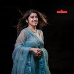 Manasa Radhakrishnan Instagram - മാനസ രാധാകൃഷ്ണൻ ഓഷ്യൻ ബ്ലൂ ഡബിൾ ഷെയ്ഡ് വസ്ത്രത്തിനൊപ്പം Peacock blue with ocean blue double shade material. Thread work with stone. Net shwal Inframe - @me.radhakrishnan Costume - @swayamvarasilksindia Location - @the_travancore_heritage Photography - @abi_fine_shooters MUA - @vijilsmakeover Styling - @leirakuncysiby Jwellery - @planetjewel Thanks to @blooston.hospitality #swayamvarasilksindia #swayamvarasilks #manasaradhakrishnan #malayalamactress #actress #lehenga #trending #instagram #bluecolor #photoshoot #shopping #indianwear #trendingnow😍