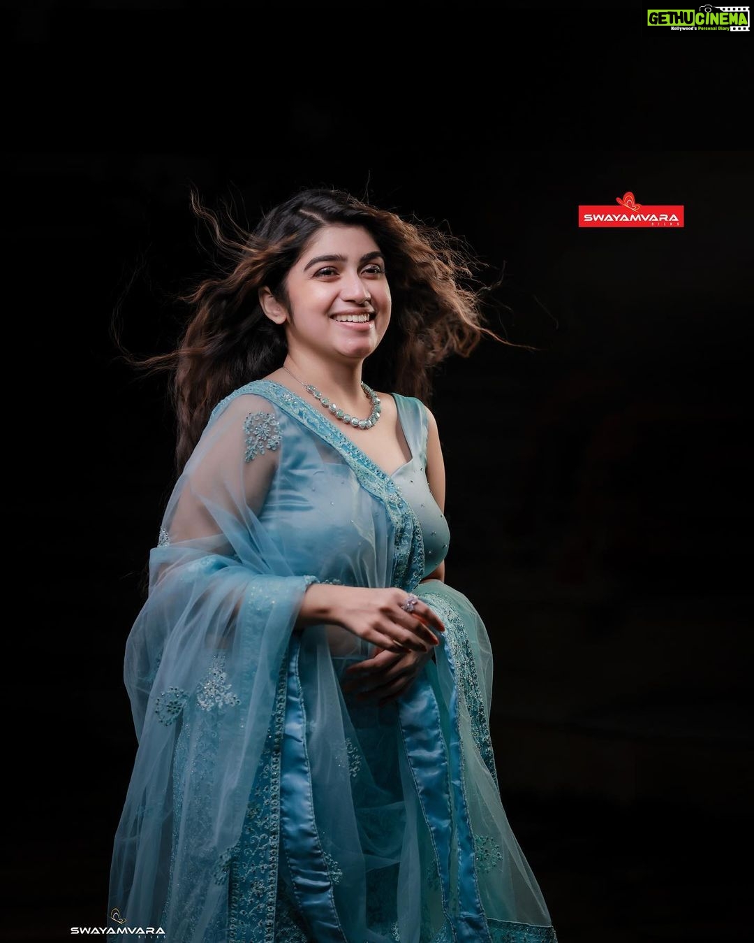 Manasa Radhakrishnan Instagram - മാനസ രാധാകൃഷ്ണൻ ഓഷ്യൻ ബ്ലൂ ഡബിൾ ഷെയ്ഡ് വസ്ത്രത്തിനൊപ്പം Peacock blue with ocean blue double shade material. Thread work with stone. Net shwal Inframe - @me.radhakrishnan Costume - @swayamvarasilksindia Location - @the_travancore_heritage Photography - @abi_fine_shooters MUA - @vijilsmakeover Styling - @leirakuncysiby Jwellery - @planetjewel Thanks to @blooston.hospitality #swayamvarasilksindia #swayamvarasilks #manasaradhakrishnan #malayalamactress #actress #lehenga #trending #instagram #bluecolor #photoshoot #shopping #indianwear #trendingnow😍