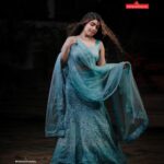 Manasa Radhakrishnan Instagram - മാനസ രാധാകൃഷ്ണൻ ഓഷ്യൻ ബ്ലൂ ഡബിൾ ഷെയ്ഡ് വസ്ത്രത്തിനൊപ്പം Peacock blue with ocean blue double shade material. Thread work with stone. Net shwal Inframe - @me.radhakrishnan Costume - @swayamvarasilksindia Location - @the_travancore_heritage Photography - @abi_fine_shooters MUA - @vijilsmakeover Styling - @leirakuncysiby Jwellery - @planetjewel Thanks to @blooston.hospitality #swayamvarasilksindia #swayamvarasilks #manasaradhakrishnan #malayalamactress #actress #lehenga #trending #instagram #bluecolor #photoshoot #shopping #indianwear #trendingnow😍
