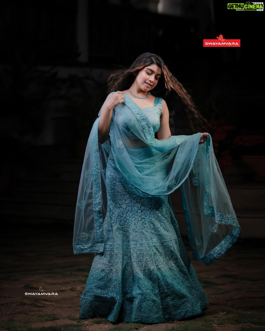 Manasa Radhakrishnan Instagram - മാനസ രാധാകൃഷ്ണൻ ഓഷ്യൻ ബ്ലൂ ഡബിൾ ഷെയ്ഡ് വസ്ത്രത്തിനൊപ്പം Peacock blue with ocean blue double shade material. Thread work with stone. Net shwal Inframe - @me.radhakrishnan Costume - @swayamvarasilksindia Location - @the_travancore_heritage Photography - @abi_fine_shooters MUA - @vijilsmakeover Styling - @leirakuncysiby Jwellery - @planetjewel Thanks to @blooston.hospitality #swayamvarasilksindia #swayamvarasilks #manasaradhakrishnan #malayalamactress #actress #lehenga #trending #instagram #bluecolor #photoshoot #shopping #indianwear #trendingnow😍