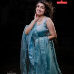 Manasa Radhakrishnan Instagram - മാനസ രാധാകൃഷ്ണൻ ഓഷ്യൻ ബ്ലൂ ഡബിൾ ഷെയ്ഡ് വസ്ത്രത്തിനൊപ്പം Peacock blue with ocean blue double shade material. Thread work with stone. Net shwal Inframe - @me.radhakrishnan Costume - @swayamvarasilksindia Location - @the_travancore_heritage Photography - @abi_fine_shooters MUA - @vijilsmakeover Styling - @leirakuncysiby Jwellery - @planetjewel Thanks to @blooston.hospitality #swayamvarasilksindia #swayamvarasilks #manasaradhakrishnan #manasaradhakrishnanfans #lehengalove #lehenga #indianwear #trending #viral #shopping #online #models #actress #malayalamactress