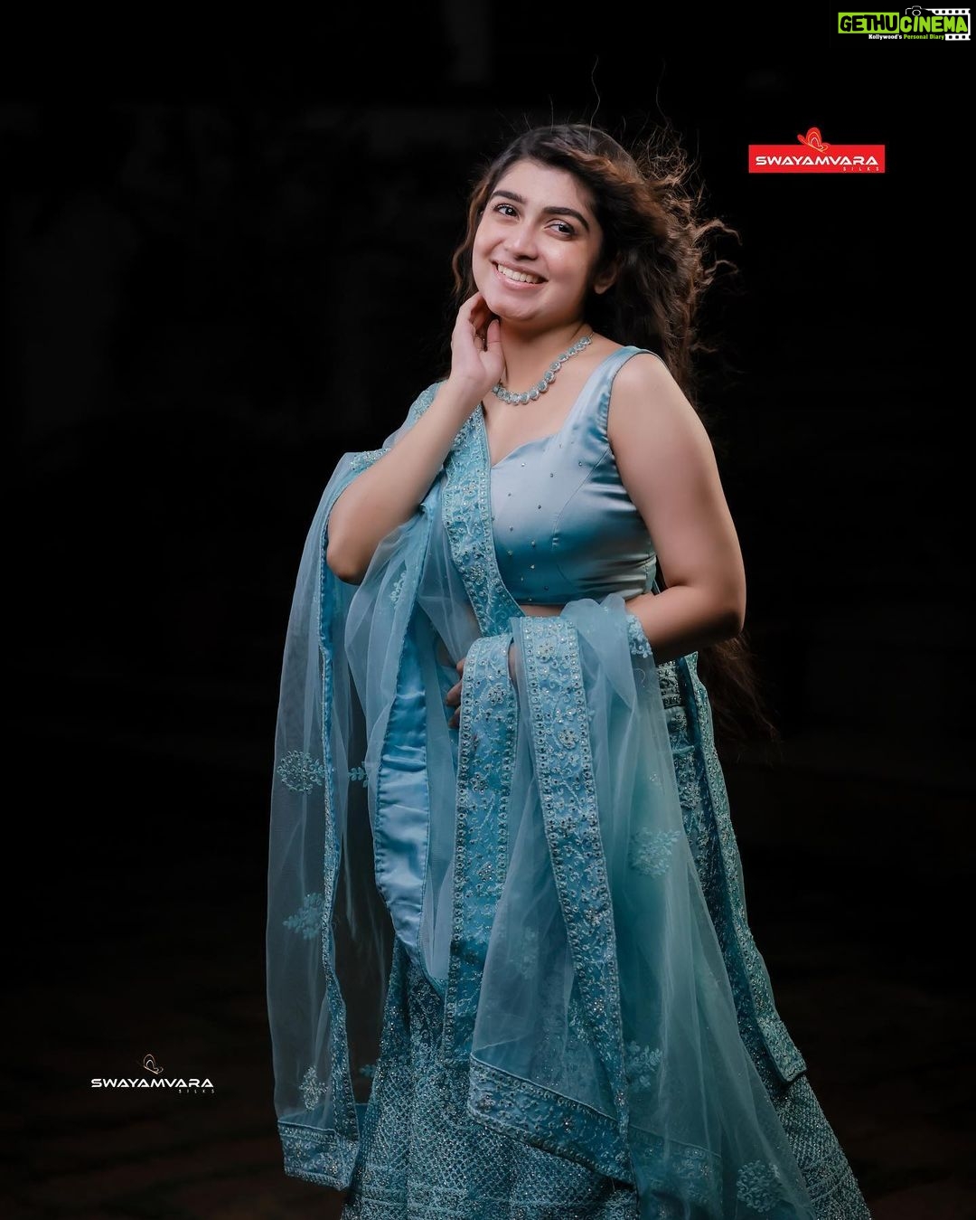 Manasa Radhakrishnan Instagram - മാനസ രാധാകൃഷ്ണൻ ഓഷ്യൻ ബ്ലൂ ഡബിൾ ഷെയ്ഡ് വസ്ത്രത്തിനൊപ്പം Peacock blue with ocean blue double shade material. Thread work with stone. Net shwal Inframe - @me.radhakrishnan Costume - @swayamvarasilksindia Location - @the_travancore_heritage Photography - @abi_fine_shooters MUA - @vijilsmakeover Styling - @leirakuncysiby Jwellery - @planetjewel Thanks to @blooston.hospitality #swayamvarasilksindia #swayamvarasilks #manasaradhakrishnan #manasaradhakrishnanfans #lehengalove #lehenga #indianwear #trending #viral #shopping #online #models #actress #malayalamactress