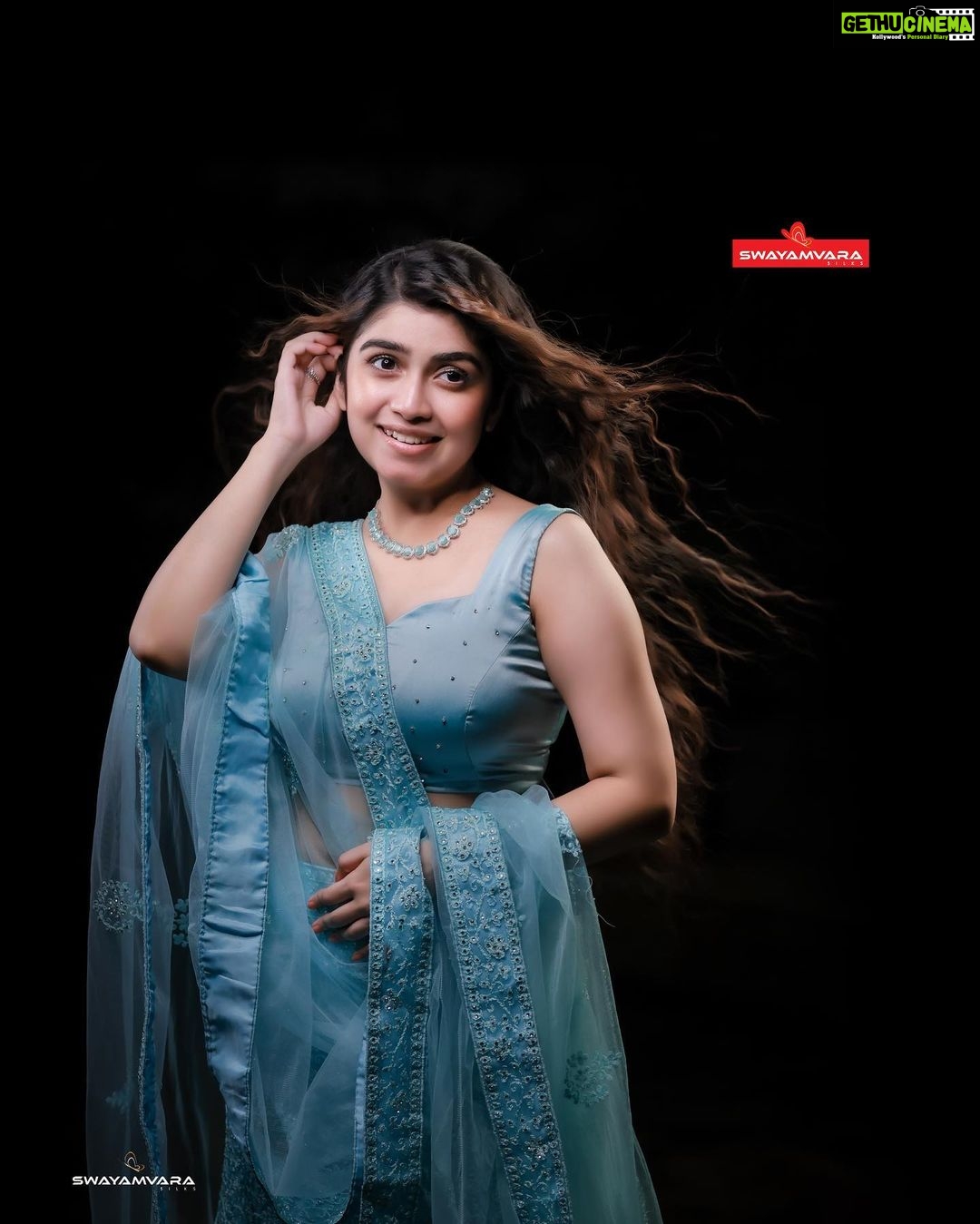 Manasa Radhakrishnan Instagram - മാനസ രാധാകൃഷ്ണൻ ഓഷ്യൻ ബ്ലൂ ഡബിൾ ഷെയ്ഡ് വസ്ത്രത്തിനൊപ്പം Peacock blue with ocean blue double shade material. Thread work with stone. Net shwal Inframe - @me.radhakrishnan Costume - @swayamvarasilksindia Location - @the_travancore_heritage Photography - @abi_fine_shooters MUA - @vijilsmakeover Styling - @leirakuncysiby Jwellery - @planetjewel Thanks to @blooston.hospitality #swayamvarasilksindia #swayamvarasilks #manasaradhakrishnan #manasaradhakrishnanfans #lehengalove #lehenga #indianwear #trending #viral #shopping #online #models #actress #malayalamactress