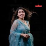 Manasa Radhakrishnan Instagram - മാനസ രാധാകൃഷ്ണൻ ഓഷ്യൻ ബ്ലൂ ഡബിൾ ഷെയ്ഡ് വസ്ത്രത്തിനൊപ്പം Peacock blue with ocean blue double shade material. Thread work with stone. Net shwal Inframe - @me.radhakrishnan Costume - @swayamvarasilksindia Location - @the_travancore_heritage Photography - @abi_fine_shooters MUA - @vijilsmakeover Styling - @leirakuncysiby Jwellery - @planetjewel Thanks to @blooston.hospitality #swayamvarasilksindia #swayamvarasilks #manasaradhakrishnan #manasaradhakrishnanfans #lehengalove #lehenga #indianwear #trending #viral #shopping #online #models #actress #malayalamactress