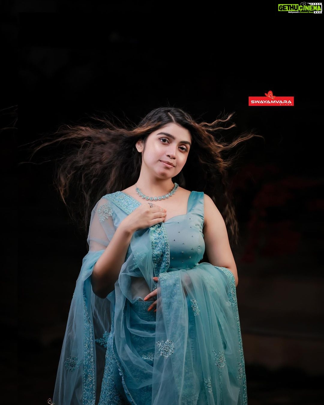 Manasa Radhakrishnan Instagram - മാനസ രാധാകൃഷ്ണൻ ഓഷ്യൻ ബ്ലൂ ഡബിൾ ഷെയ്ഡ് വസ്ത്രത്തിനൊപ്പം Peacock blue with ocean blue double shade material. Thread work with stone. Net shwal Inframe - @me.radhakrishnan Costume - @swayamvarasilksindia Location - @the_travancore_heritage Photography - @abi_fine_shooters MUA - @vijilsmakeover Styling - @leirakuncysiby Jwellery - @planetjewel Thanks to @blooston.hospitality #swayamvarasilksindia #swayamvarasilks #manasaradhakrishnan #manasaradhakrishnanfans #lehengalove #lehenga #indianwear #trending #viral #shopping #online #models #actress #malayalamactress