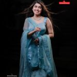 Manasa Radhakrishnan Instagram - മാനസ രാധാകൃഷ്ണൻ ഓഷ്യൻ ബ്ലൂ ഡബിൾ ഷെയ്ഡ് വസ്ത്രത്തിനൊപ്പം Peacock blue with ocean blue double shade material. Thread work with stone. Net shwal Inframe - @me.radhakrishnan Costume - @swayamvarasilksindia Location - @the_travancore_heritage Photography - @abi_fine_shooters MUA - @vijilsmakeover Styling - @leirakuncysiby Jwellery - @planetjewel Thanks to @blooston.hospitality #swayamvarasilks #swayamvarasilksindia #manasaradhakrishnan #legenga #model #actress #malayalam #instagram #viral #trending #photoshoot