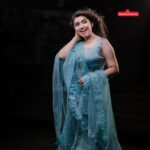 Manasa Radhakrishnan Instagram - മാനസ രാധാകൃഷ്ണൻ ഓഷ്യൻ ബ്ലൂ ഡബിൾ ഷെയ്ഡ് വസ്ത്രത്തിനൊപ്പം Peacock blue with ocean blue double shade material. Thread work with stone. Net shwal Inframe - @me.radhakrishnan Costume - @swayamvarasilksindia Location - @the_travancore_heritage Photography - @abi_fine_shooters MUA - @vijilsmakeover Styling - @leirakuncysiby Jwellery - @planetjewel Thanks to @blooston.hospitality #swayamvarasilks #swayamvarasilksindia #manasaradhakrishnan #legenga #model #actress #malayalam #instagram #viral #trending #photoshoot