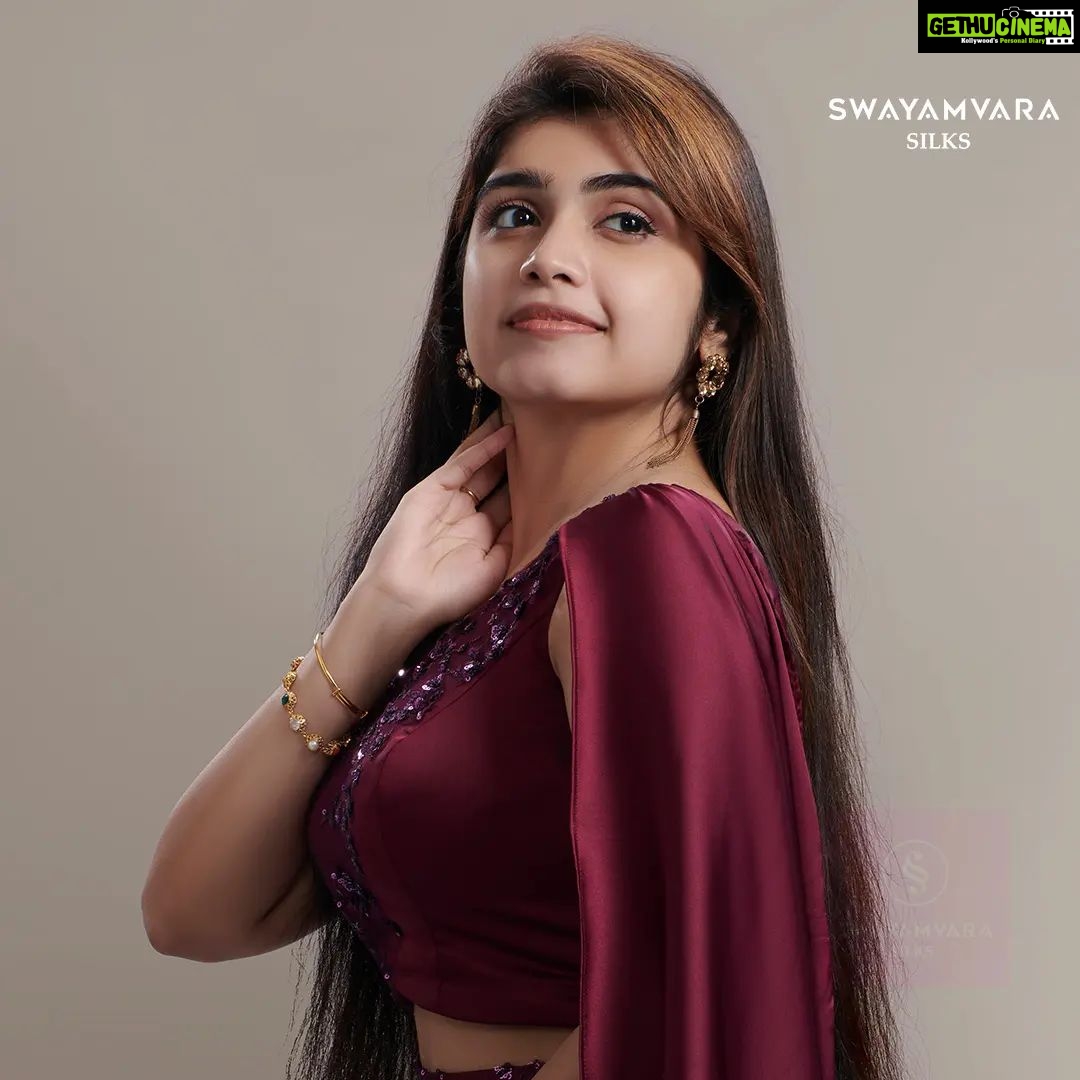 Manasa Radhakrishnan Instagram - Gorgeous actress @me.radhakrishnan is wearing a trendy #croptop with stunning crystal bead work! Perfectly paired with a one-shoulder #saree sleeve and pleated skirt in luxurious satin crepe material. You'll be turning heads all night long in this glamorous ensemble! Inframe : @me.radhakrishnan Costume : @swayamvarasilksindia Photography :@shafishakkeer Styling : @leirakuncysiby #Swayamvarasilks #swayamvara #dulquersalmaan #manasa #actressmanasa #manasaradhakrishnan #fashion #style #ootd #Fashionista #CrystalBeads #CropTop #OneShoulderSareeSleeve #PleatedSkirt #SatinCrepe #GoddessVibes #Trendy #NightOut #HeadTurner.