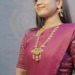 Manimegalai Instagram - When it comes to jewellery, I’m always looking for pieces that have a story to tell. And with intricately designed pieces that reflect the glory of the Golden Age, @tanishqjewellery Chozha collection does exactly that. The Chozha Coin Necklace is a personal favourite of mine that is conceptualised around bronze coins that were considered to be symbols of prosperity. To give this piece the spotlight it deserves, I’ve paired it with a simple saree in a dark tone to dial up its antique finish. Visit your nearest @tanishqjewellery store to find a Chozha piece that reflects the richness of the Tamil heritage. #TanishqCelebratesChozha